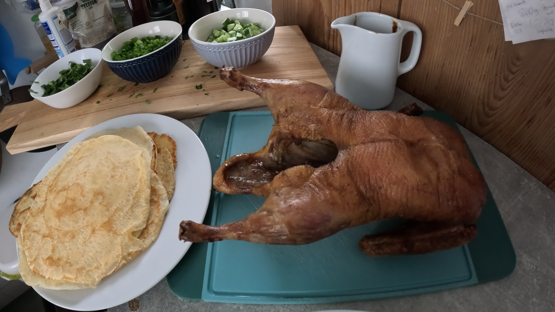 Knusprige Ente aus dem Ofen mit selbstgemachter Soße und Pfannkuchen