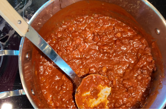 Langsam geschmortes Ragù alla Bolognese mit Rindfleisch, Soffritto, Tomaten, Rotwein und Vollmilch, serviert mit Pasta.