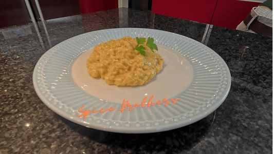 Cremiges Rührei nach Gordon Ramsay mit Crème fraîche und Green Spice auf einem weißen Teller angerichtet.