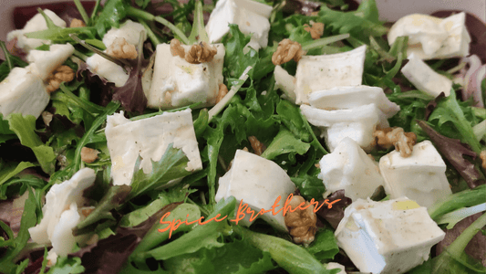 Rote Bete Salat mit Ziegenkäse, Walnüssen und Honig-Dressing.