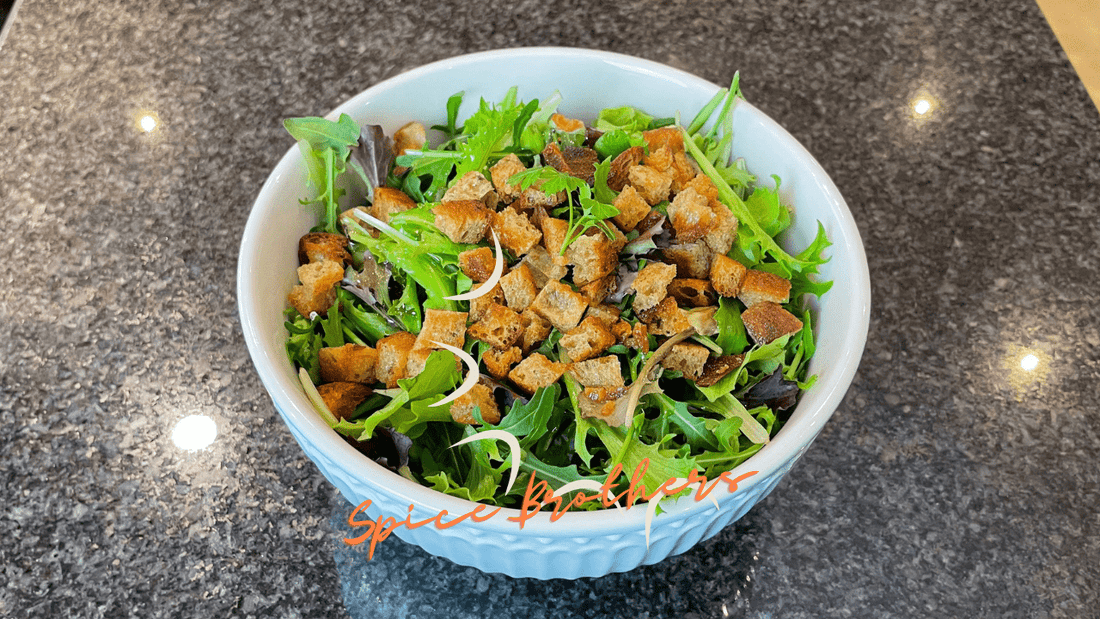 Frischer Salat mit hausgemachten Butter-Croutons und Honig-Dressing.