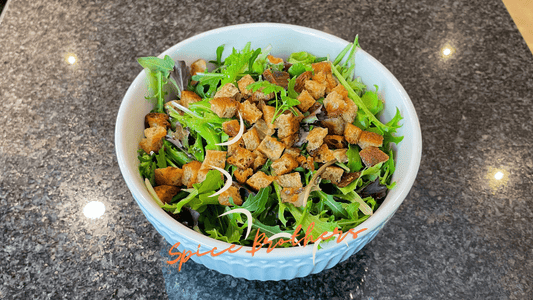 Frischer Salat mit hausgemachten Butter-Croutons und Honig-Dressing.