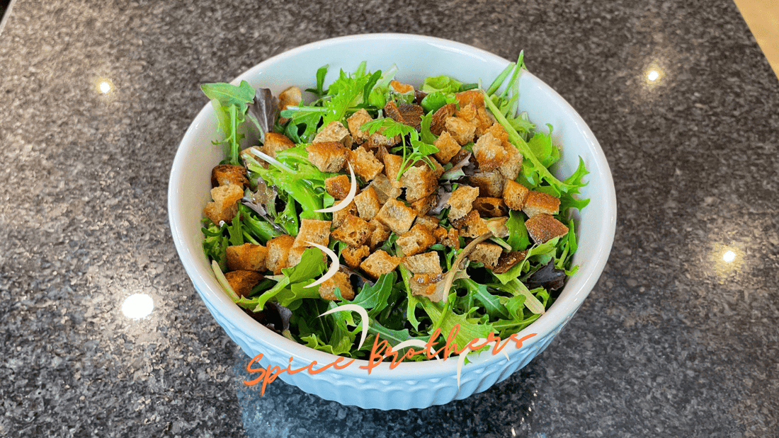 Frischer Salat mit Green Spice Croutons - Spice Brothers
