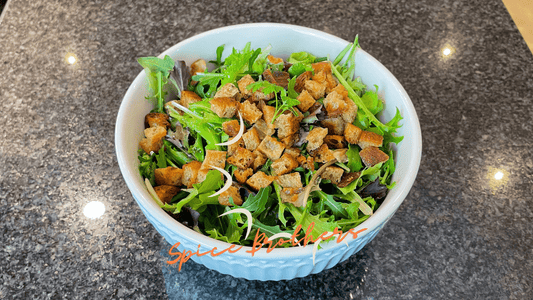 Frischer Salat mit Green Spice Croutons - Spice Brothers