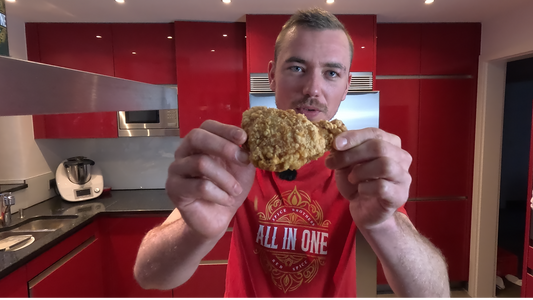 Knuspriges Fried Chicken mit doppelter Panade und selbstgemachtem Honig-Chili-Aprikosen-Dip